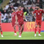 لاعبو منتخب الكويت عقب نهاية الشوط الأول أمام السعودية في افتتاح خليجي 27