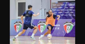 لاعبو منتخب الكويت لكرة الصالات خلال تدريباتهم استعداداً لوديتي البحرين والسعودية